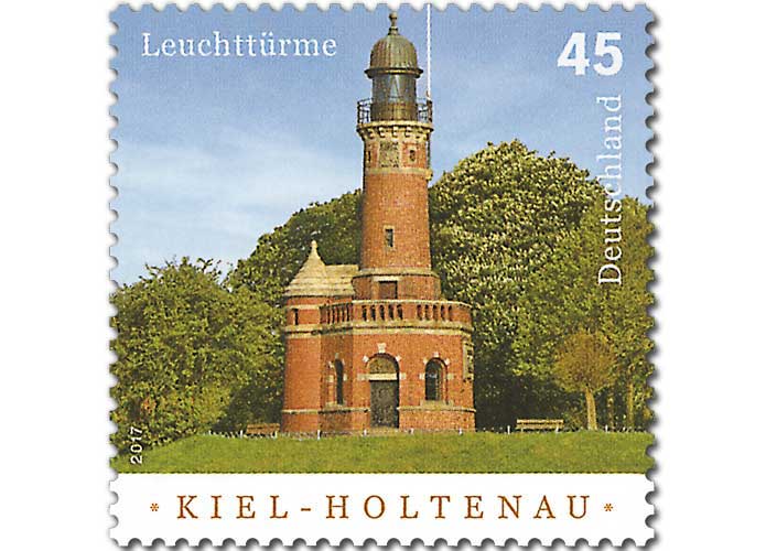 Der Leuchtturm befindet sich am Nordufer der Zufahrt zum Nord-Ostsee-Kanal in Kiel-Holtenau. Sein unterbrochenes weiß-grünes Lichtsignal bezeichnet die Steuerbordseite der Kanalzufahrt. (© Deutsche Post)